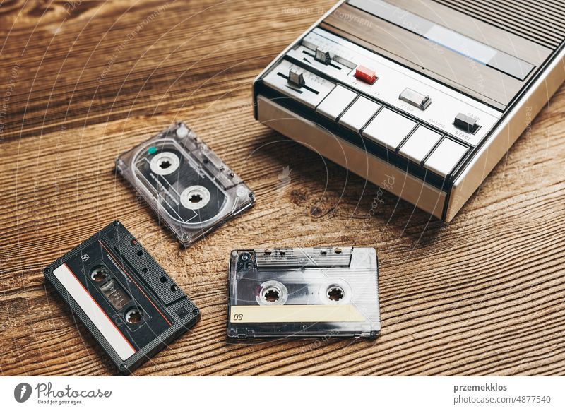 Kompaktkassettenbänder und Kassettenrekorder. Retro-Musik-Stil. 80er-Jahre-Musik-Party. Vintage-Stil. Analoge Ausrüstung. Stereo-Sound. Zurück in die Vergangenheit