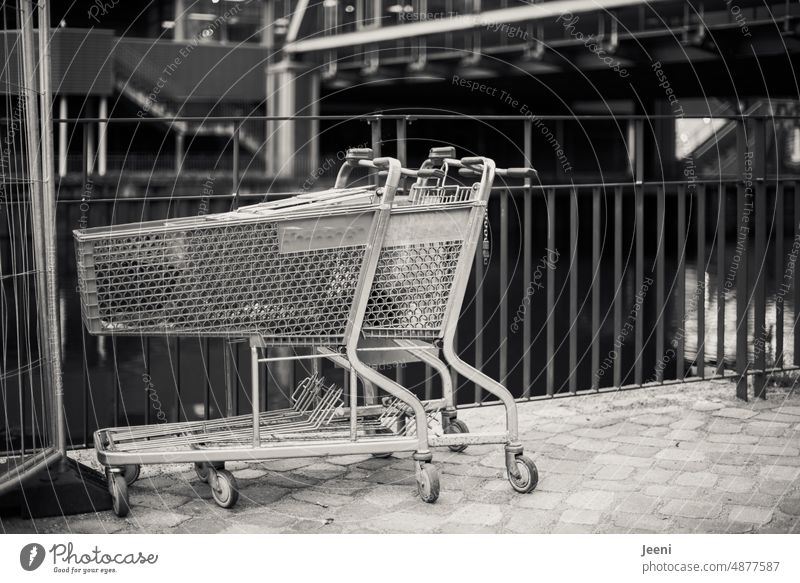 Einkaufswagen einfach in der Stadt stehen gelassen Konsum kaufen Supermarkt Kunde Diebstahl achtlos stehenlassen entwenden Einkaufen Geländer abgestellt