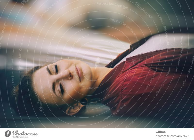 Die schöne Tagträumerin Frau liegen träumen Tagtraum ausruhen entspannen junge Frau meditieren Zufriedenheit schlafen attraktiv Lächeln Plug Maxi in sich ruhen