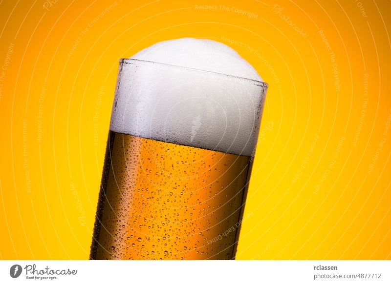kölsches deutsches Bier mit Tautropfen Bierglas Alkohol Biergarten betrunken erfrischend schäumen Restaurant gelb Glas gold Party trinken Sommer Nachtleben