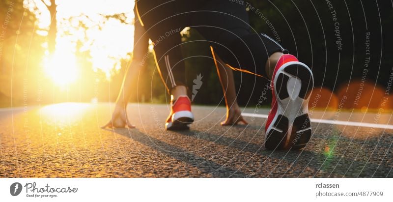 Athlet Läufer Füße laufen auf Laufband Nahaufnahme auf Schuh. Workout und Diät-Konzept. Start Sport Gewinner Frau Marathon Geschwindigkeit Meister Hintergrund