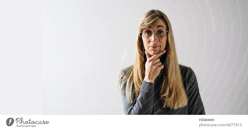 Porträt einer reifen Frau mit Brille sieht Nachdenklich aus, mit Platz für Ihren individuellen Text. Denken Business Geschäftsfrau nachdenklich Lehrer Person