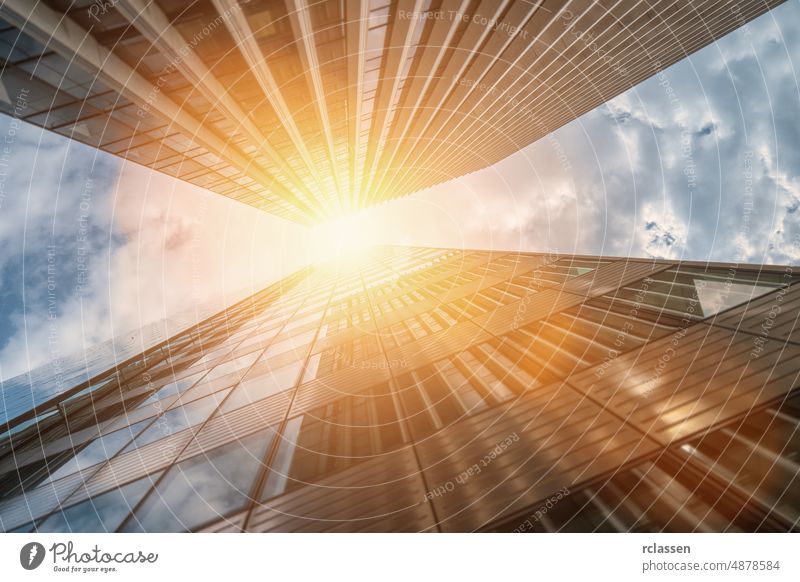 Moderne Wolkenkratzer in einem Geschäftsviertel Gebäude Winkel Glas tiefstehend Büro Architektur Perspektive Himmel wirtschaftlich Sonnenlicht blau Business