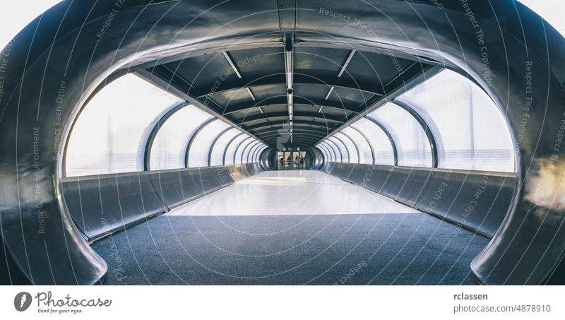Abstrakte Futuristic dunklen Korridor Tunnel mit Licht Fenster Hintergrund Zukunft Stollen Menge Flughafen Station Zug Großstadt Öffentlich
