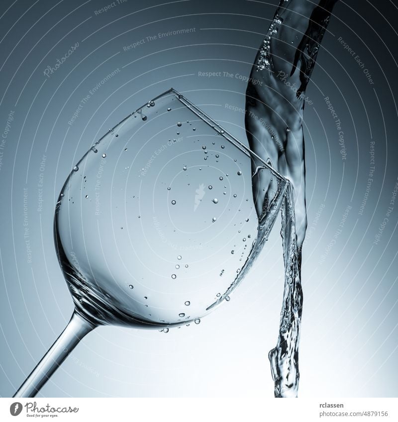 Wasser prallt auf ein Weinglas Alkohol alkoholisch Glas Brille Bar Spirituosen Bordeaux-Wein Feier Feinschmecker Catering Getränk Restaurant altehrwürdig