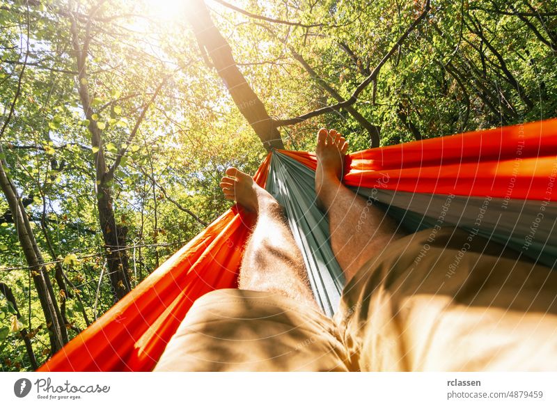 Entspannung in der Hängematte im Sommer sich[Akk] entspannen Garten Mann im Freien Holz Camping reisen Feiertag Resort Senior Glück Sonne Rucksack Hipster