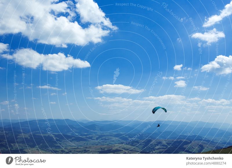 Gleitschirmfliegen in den Bergen Aktion Aktivität Adrenalin Abenteuer Air Hintergrund Hintergründe blau Mut Klippe Wolken extrem Flug Fliege frei Freiheit Spaß