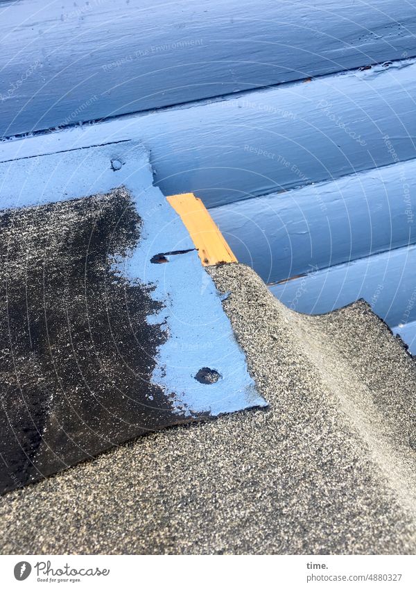Baustelle mit Dachpappe und Profilholz Holz Nagel Wand schutz sicherheit regenschutz renovierung sanierungsbedürftig baustelle material blau hellblau abdeckung