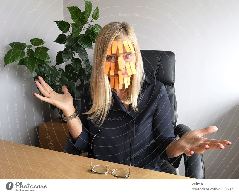 Müde und deprimiert reife Geschäftsfrau mit vielen gelben Notizzetteln auf dem Gesicht, Nahaufnahme Porträt. Hinweis Klebrig Business Frau Mitte Erwachsener
