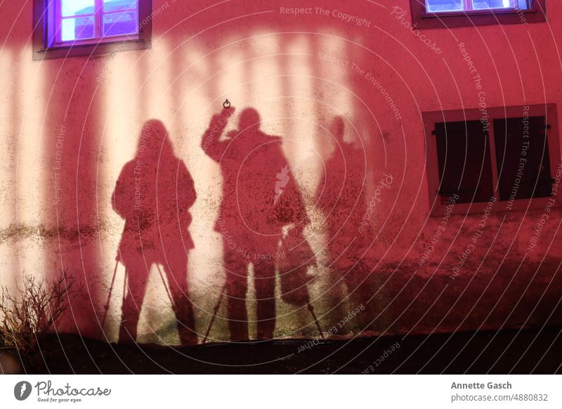 Drei Fotografen spielen mit dem Schatten Langzeitbelichtung Schattenspiel Selfie Menschen Silhoutte Scherenschnitt