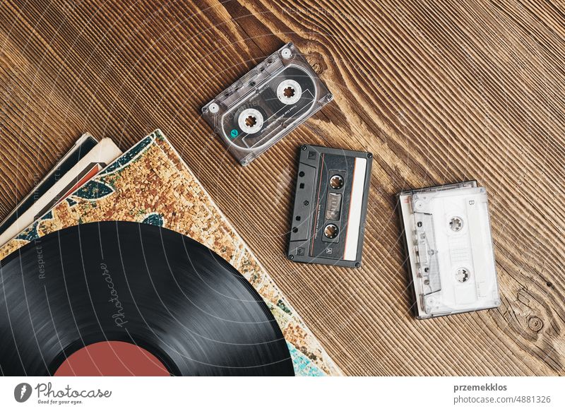 Schallplatten, Kassettenbänder und Kassettenrekorder. Retro-Musik-Stil. 80er-Jahre-Musik-Party. Vintage-Stil. Analoge Geräte. Zurück in die Vergangenheit Vinyl
