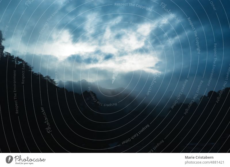 Dunkler Nebel senkt sich über einen tropischen Wald, während ein Gewitter aufzieht tropischer Sturm Wetter Klima Gewitterwolken dunkel unheilbringend Umwelt