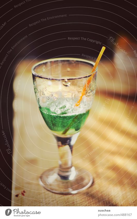 zaubertrank Getränk Glas Trinkhalm Küche Holz grün Götterspeise Dessert Grütze Farbfoto Innenaufnahme Menschenleer Textfreiraum oben Tag Sonnenlicht
