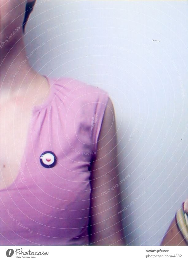 Fotobox Anstecker Fliederbusch Pastellton Frau Momentaufnahme Dekolleté bleich rosa violett fotobox reflektion badge target T-Shirt Hals Arme Haut mods