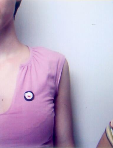 Fotobox Anstecker Fliederbusch Pastellton Frau Momentaufnahme Dekolleté bleich rosa violett fotobox reflektion badge target T-Shirt Hals Arme Haut mods