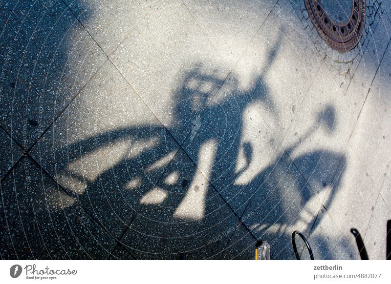 Schatten eines Fahrrads berlin hauptstadt leben reise stadtbezirk straßenfotografie street photography städtereise szene szenerie tourismus tägliches leben