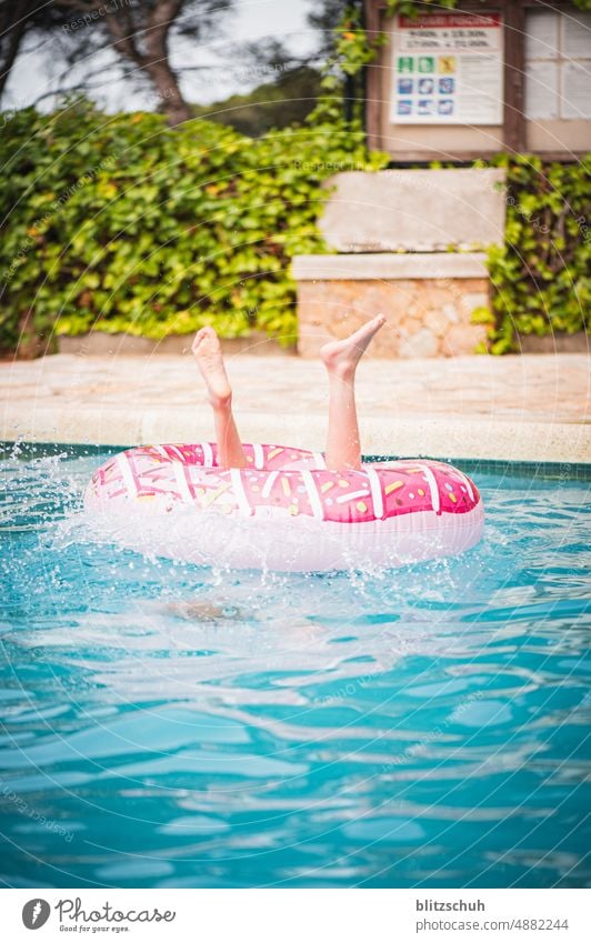 Durch den Ring ins Pool für eine Abkühlung summertime Sommerzeit Swimmingpool Tag Tauchen Lifestyle Wasser springen Schnorchel Kind Bad Erholung Nass spass