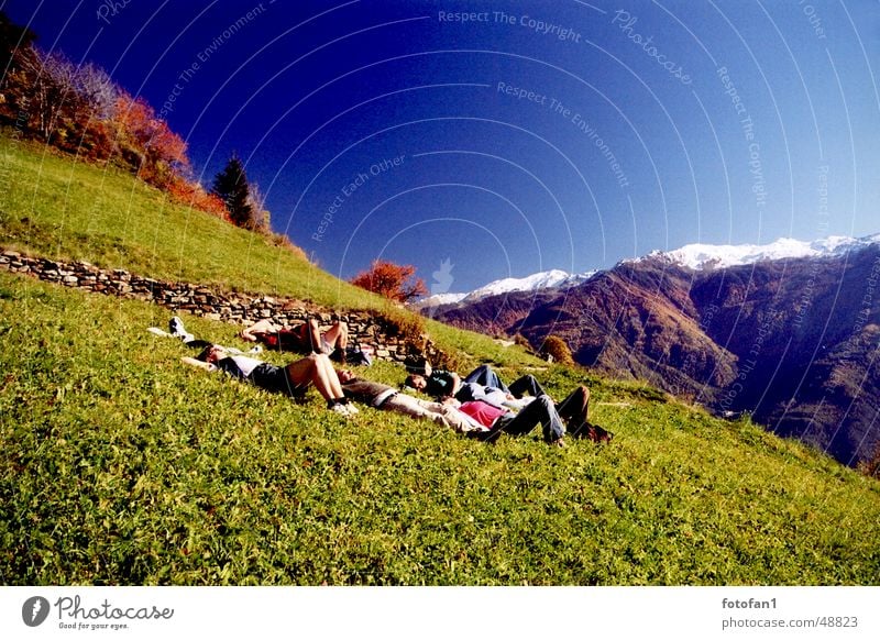 sich´s einfach gut gehen lassen Erholung schlafen Sonnenbad Wiese Herbst Südtirol Frau Mann gezuckert blau Kraft intensiv analog Außenaufnahme Mensch mehrere