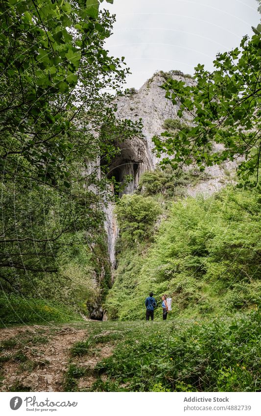 Mann im Gespräch mit weiblichem Freund im Wald wandern Klippe Felsen sprechend Wanderer Abenteuer Aktivität Backpacker Zusammensein Urlaub Natur reisen Trekking