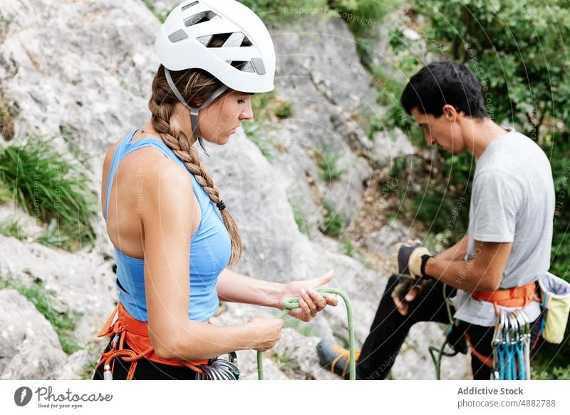 Ehepaar bereitet sich auf Abseilen vor Paar Seil Wanderer Aufsteiger wandern Abenteuer Zusammensein Aktivität Stehen Schutzhelm reisen Sicherheit Erkundung