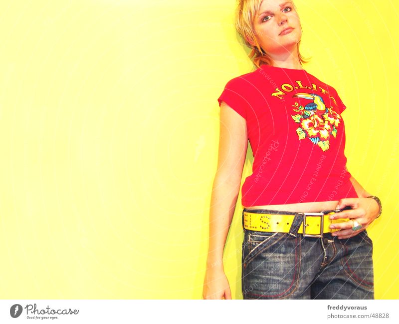no.lita*3 Frau Model Gürtel gelb rot T-Shirt Jeanshose stylish fresh
