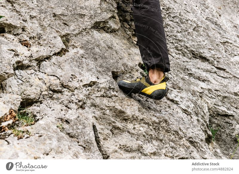 Niedriger Ausschnitt eines männlichen Wanderers auf einer felsigen Klippe Sport Schuh kleiner Abschnitt Aufsteiger Klettern Bergsteigen wandern Abenteuer Risiko