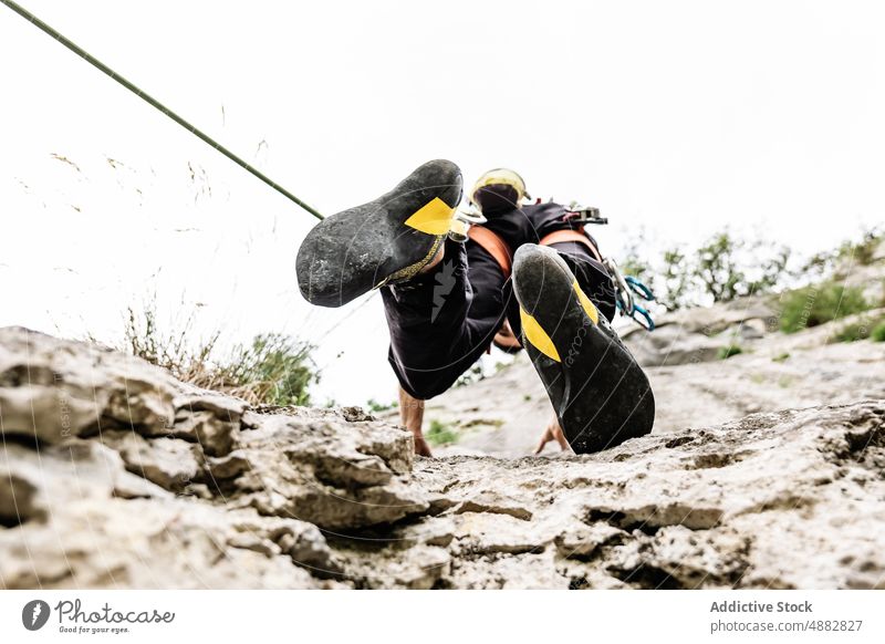 Niedriger Ausschnitt eines männlichen Wanderers auf einer felsigen Klippe Sport Schuh kleiner Abschnitt Aufsteiger Klettern Bergsteigen wandern Abenteuer Risiko