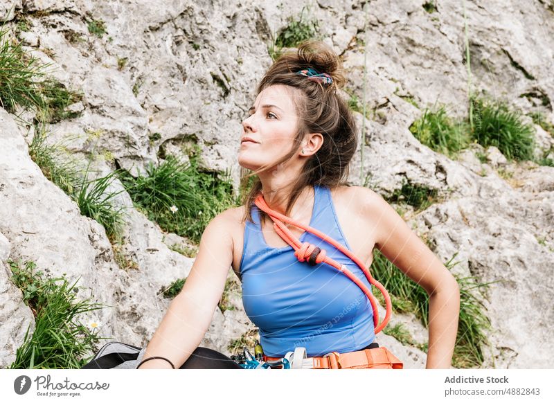 Schöne Frau schaut weg auf Klippe Wegsehen Selbstvertrauen Seil schön Aufsteiger Stehen Wanderer Sport Aktivität Bergsteigen Klettern Vorderansicht wandern