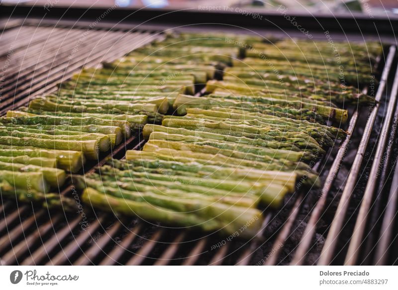 Jede Menge frischer Spargel, der auf einem Grill gegart wird Amuse-Gueule Barbecue grillen Haufen Kalorien Nahaufnahme farbenfroh Koch gekocht Essen zubereiten