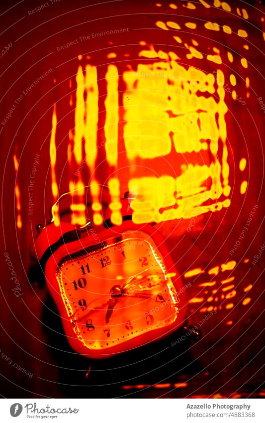Abstrakter Inferno-Hintergrund in Rot und Orange mit einer Uhr. verschwommen Großbrand Bewegung Sinnestäuschung Halluzination Konzept Minimalismus konzeptionell