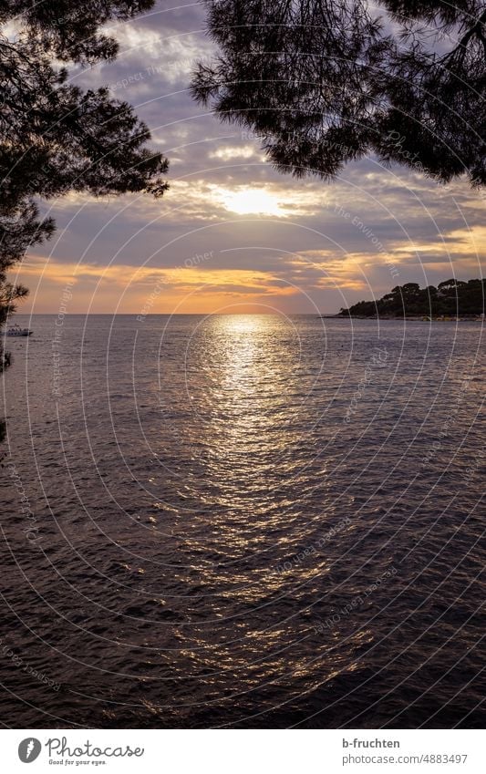 Kroatien, Blick auf das Meer bei Sonnenuntergang Abenddämmerung Schiff malerisch Ansicht Adria adriatisch Wahrzeichen Resort Himmel Reflexion & Spiegelung Insel