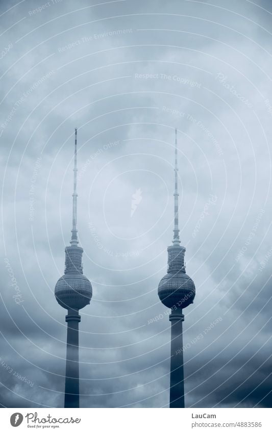 Stereo - Fernsehturm-Duo vor dramatischem Himmel Berliner Fernsehturm Alexanderplatz dramatischer Himmel doppelt Mehrfachbelichtung Hauptstadt Wahrzeichen