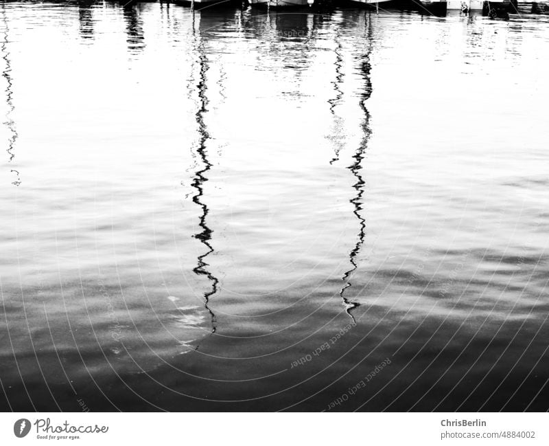 Spiegelung Segelmasten Spiegelung im Wasser Reflexion & Spiegelung Natur See ruhig Außenaufnahme Landschaft Menschenleer Wasseroberfläche Idylle Umwelt