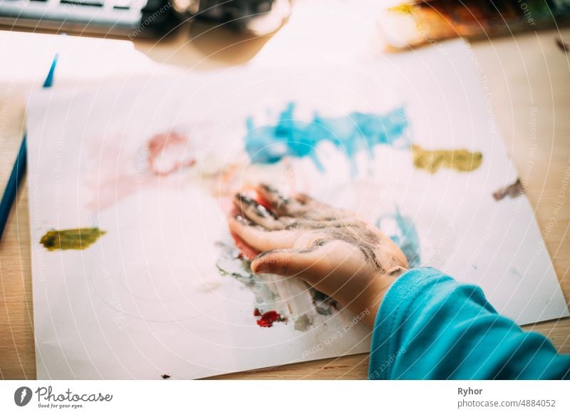 Kleiner Junge verschmiert seine Hände mit Aquarellfarbe beschmiert Kunst authentisch schön Fleck Kind Kindheit Schaffung kreativ zeichnen Hand Lifestyle wenig