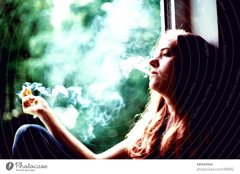 die unerträgliche leichtigkeit des seins Frau Fensterbrett Zigarette Trauer Denken Rauchen sitzen Traurigkeit