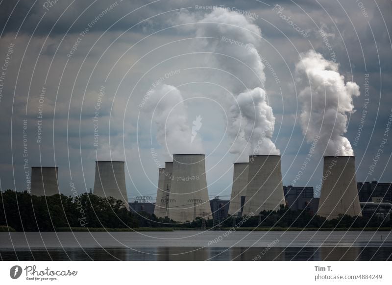 Kohlekraftwerk am Kühlwasserteich Farbfoto Abgase Emission Klimawandel Schornstein Umweltverschmutzung CO2-Ausstoß Luftverschmutzung Energiewirtschaft Rauch