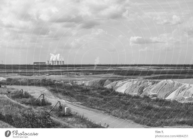 Tagebaulandschaft mit Kohlekraftwerk im Hintergrund Lausitz Energiewirtschaft Himmel Wolken Umweltverschmutzung tagebau s/w bnw Sommer Außenaufnahme