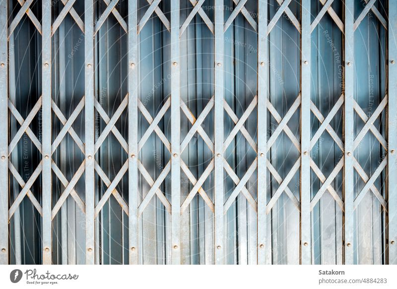 Detail der Dehnung einer Stahltür beim Schließen Tür alt zugeklappt Gate im Freien Metall texturiert rostig dreckig Design Material bügeln Eingang grau