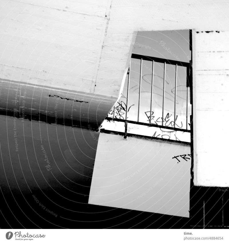 Geschichten vom Zaun (122) | Schachtelarchitektur zaun geländer treppenhaus beton verschachtelt grafitti hoch kontrast bauwerk übergang oben stein metall Wand