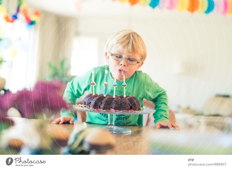 365 x 4 Glück Tisch Party Essen Geburtstag Mensch Kind Junge Kindheit Gesicht 1 3-8 Jahre hell Lebensfreude Feste & Feiern Kerze blasen Kuchen