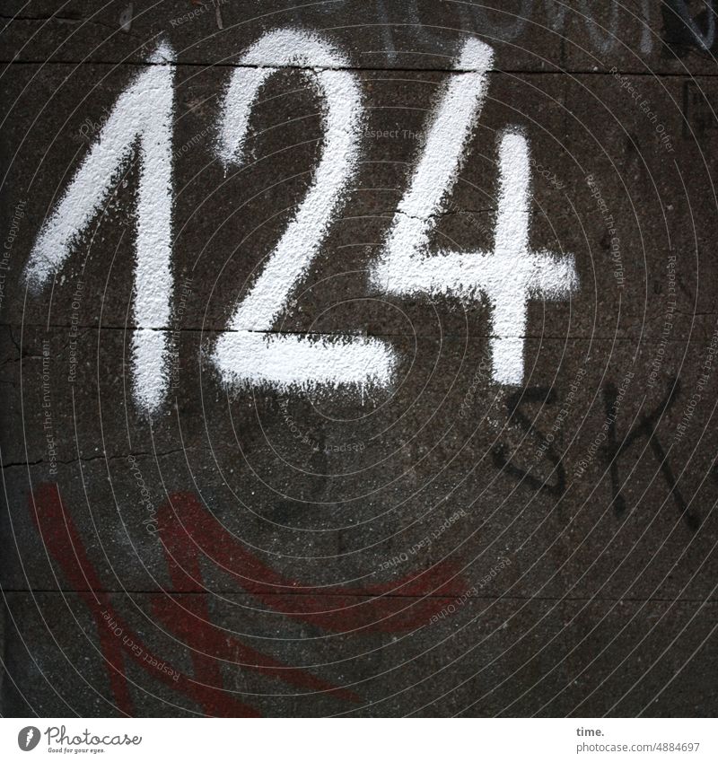 farbreduziert | 124 Zahl Hauswand dunkel Farbe Botschaft Orientierung Zählung Nummer Nummerierung Grafitti Detailaufnahme Ordnung Hausnummer Handarbeit