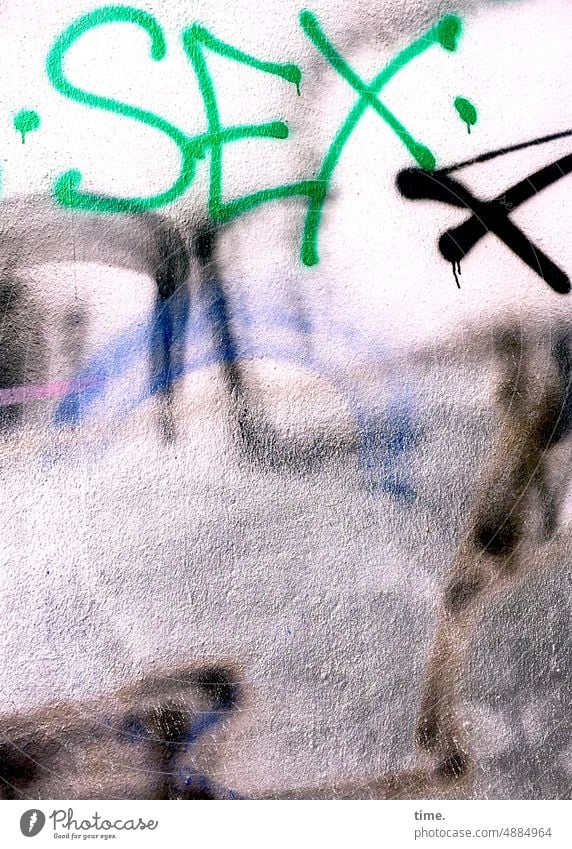 Ist das Kunst oder kann das weg? grafitti Sex Buchstaben Wort gesprüht Wand urban durcheinander Fassade Typographie Schmiererei Text Schriftzeichen trashig