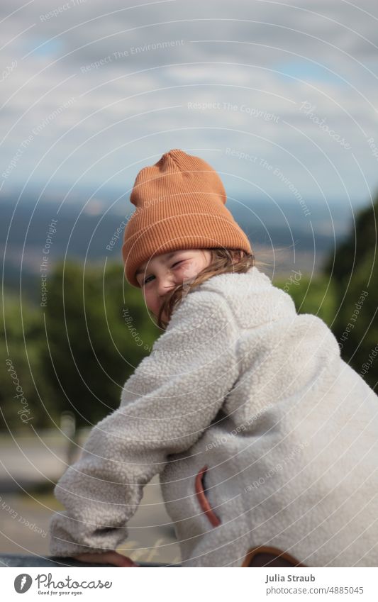 zugezwinkert Mädchen schön im Freien lachen Sommersprossen Herbst Pullover Jacke Mütze Rhön Naturschutzgebiet Kind draußen sein Landschaft Mensch Aussicht