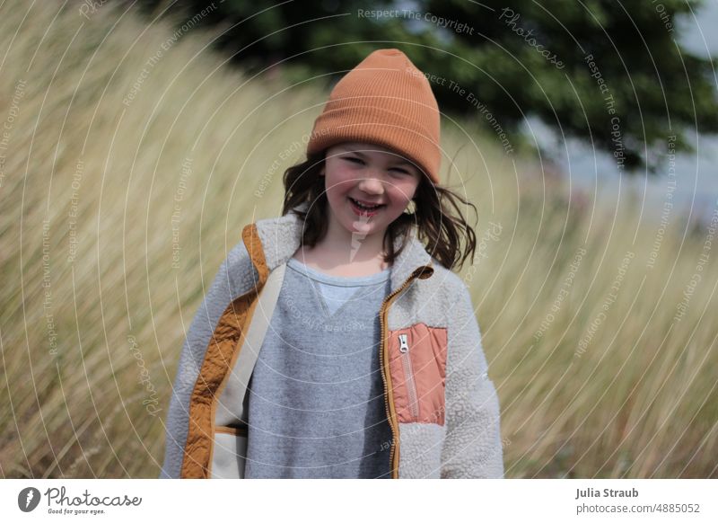 Hej du schon wieder Mädchen Kind draußen sein Natur Naturschutzgebiet Rhön Gras im Wind Bäume Jacke Mütze Pullover Sommer im Norden Herbst lachen Sommersprossen