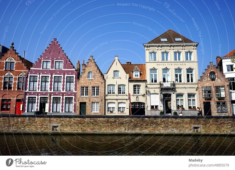 Prachtvolle bunte restaurierten Fassaden alter Häuser am Kanal vor blauem Himmel im Sonnenschein in der Altstadt von Brügge in Westflandern in Belgien Flandern