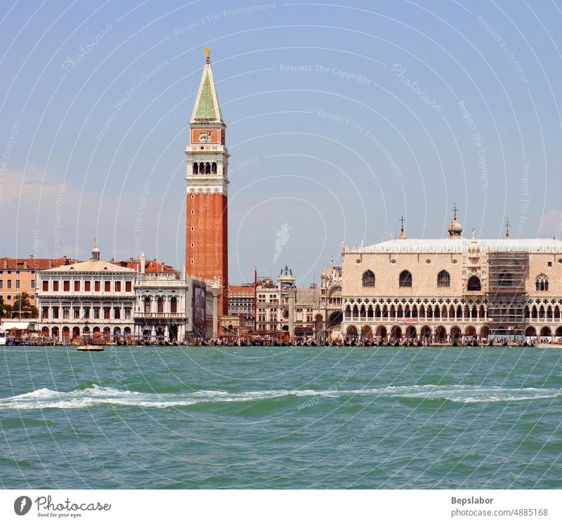 Blick auf den Glockenturm von St. Markus und den Dogenpalast in Venedig Boot Kanal Canal Grande schäumen Gondellift wandern Lagune Landschaft Postkarte Fluss