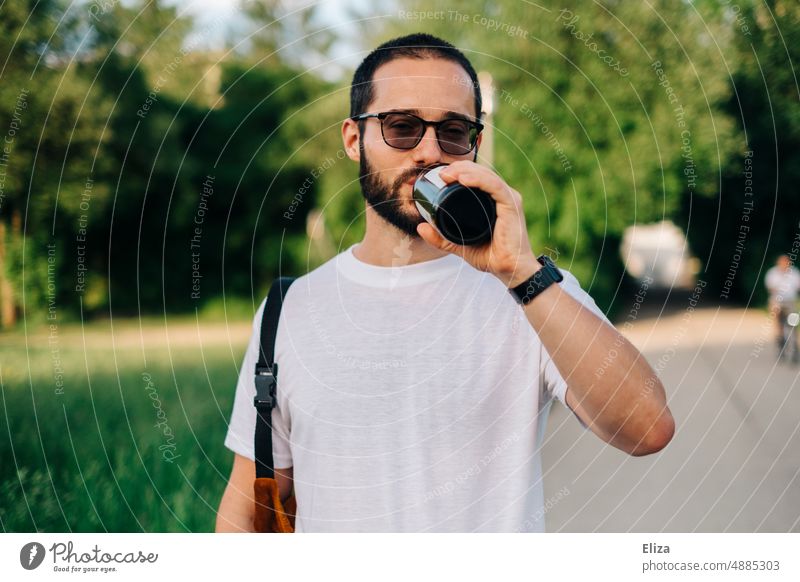 Mann im T-Shirt trinkt draußen ein Bier aus der Flasche trinken Biertrinken Alkohol Getränk Bierflasche Durst Brille Bart jung Sommer Craft-Bier Genuss