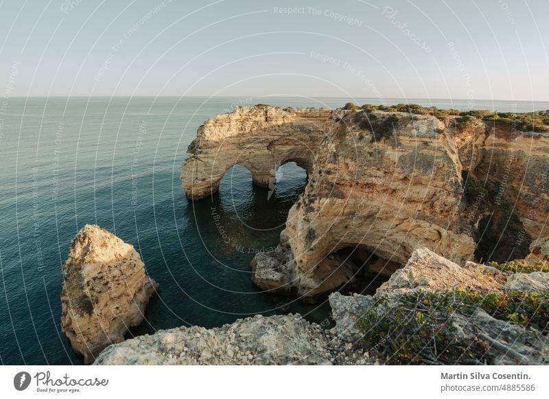 Schöner Praia de la Marina an der Algarve in Portugal atlantisch Atlantik Strand schön blau kalkhaltiges Gestein geschwungene Uferlinie Kapelle Küstenlinie