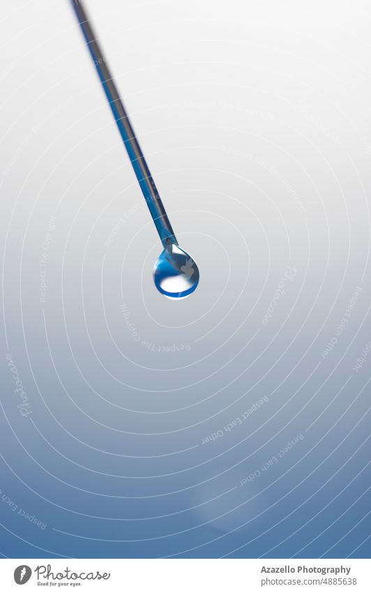 Makroaufnahme einer Spritze mit Doplet auf der Nadel. Medizin Gesundheitswesen Minimalismus sehr wenige abschließen Wasser Spiegel Reflexion & Spiegelung
