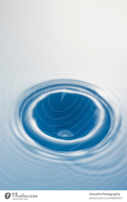 Makroaufnahme einer Wasseroberfläche. Close up Wasser Hintergrund. Tröpfchen Whirlpool Golfloch strömen Minimalismus Reinheit Konzept unter Wasser blau